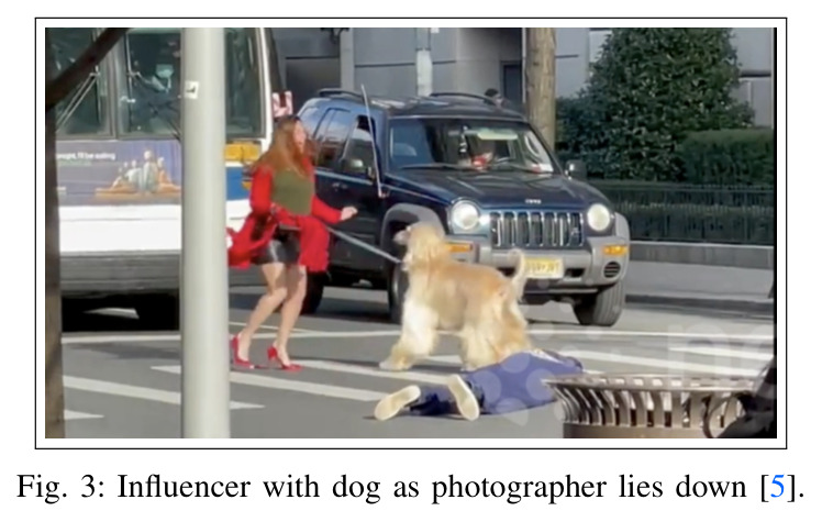Influencer with dog as photographer lies down [5].